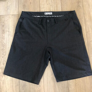 Travis Mathew Shorts Mens 40 Black Hybrid Golf Casual Preppy Performance‎ Logo